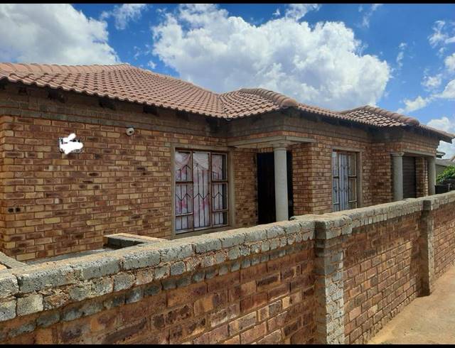 4 BEDROOM HOUSE FOR SALE IN TSAKANE EXT 8